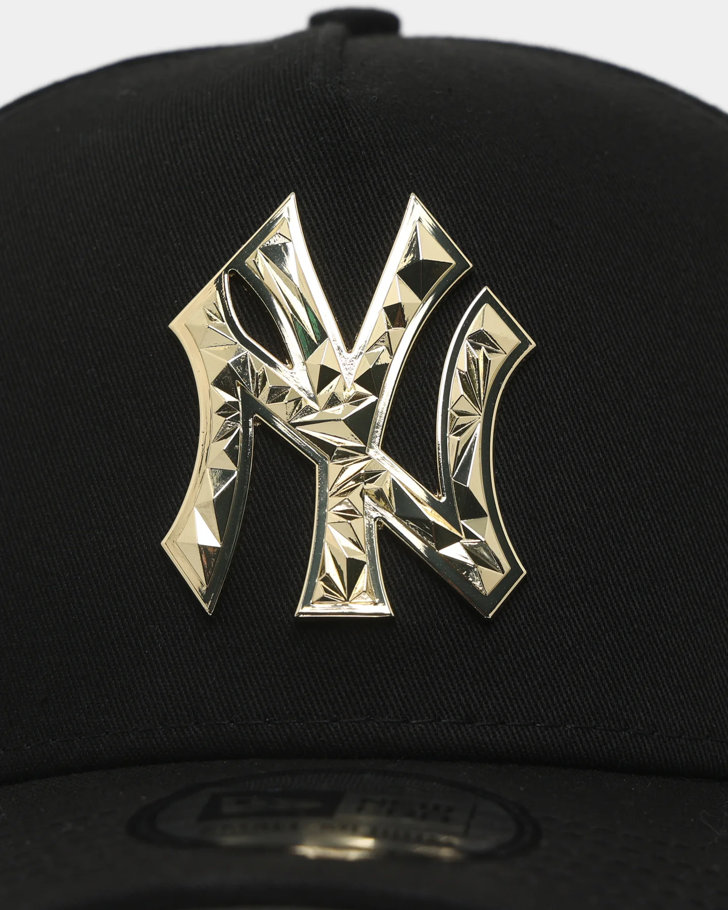 New Era New York Yankees 'Fractured Metal' Badge 9FORTY K-Frame Snapback Black - Image 5