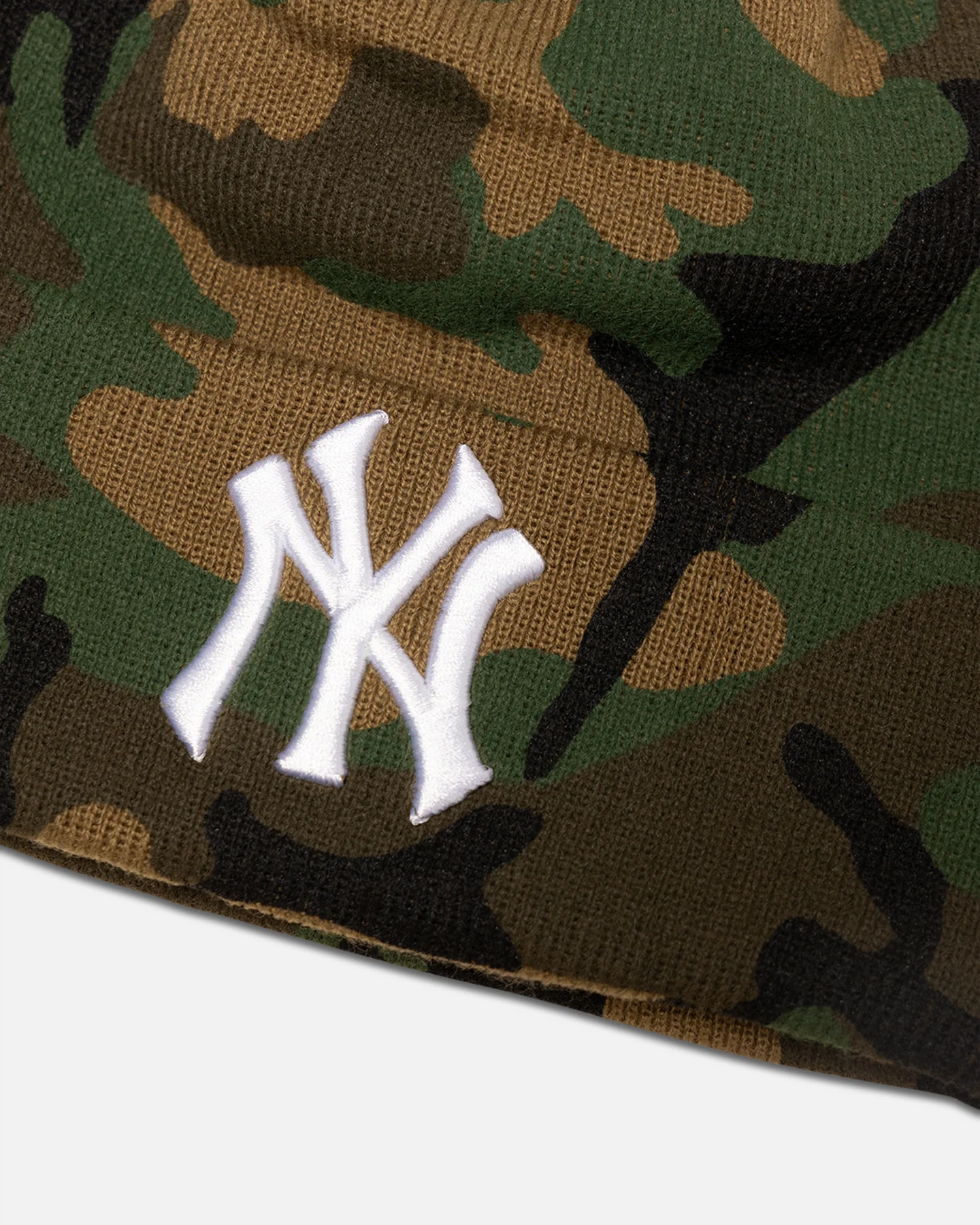 New Era New York Yankees 'Ghilliesuit' Knitted Beanie Woodland Camo - Image 3