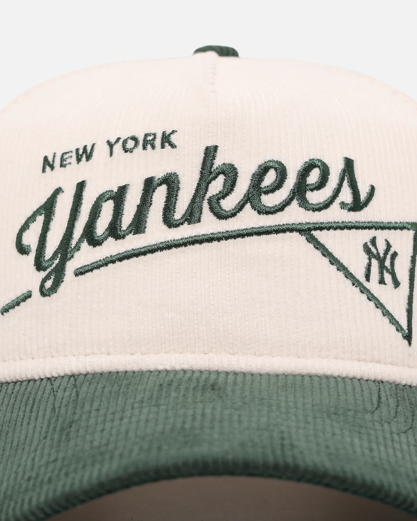 New Era New York Yankees 'Heritage Golf' Pre-Curved Golfer Snapback Chrome White - Image 6