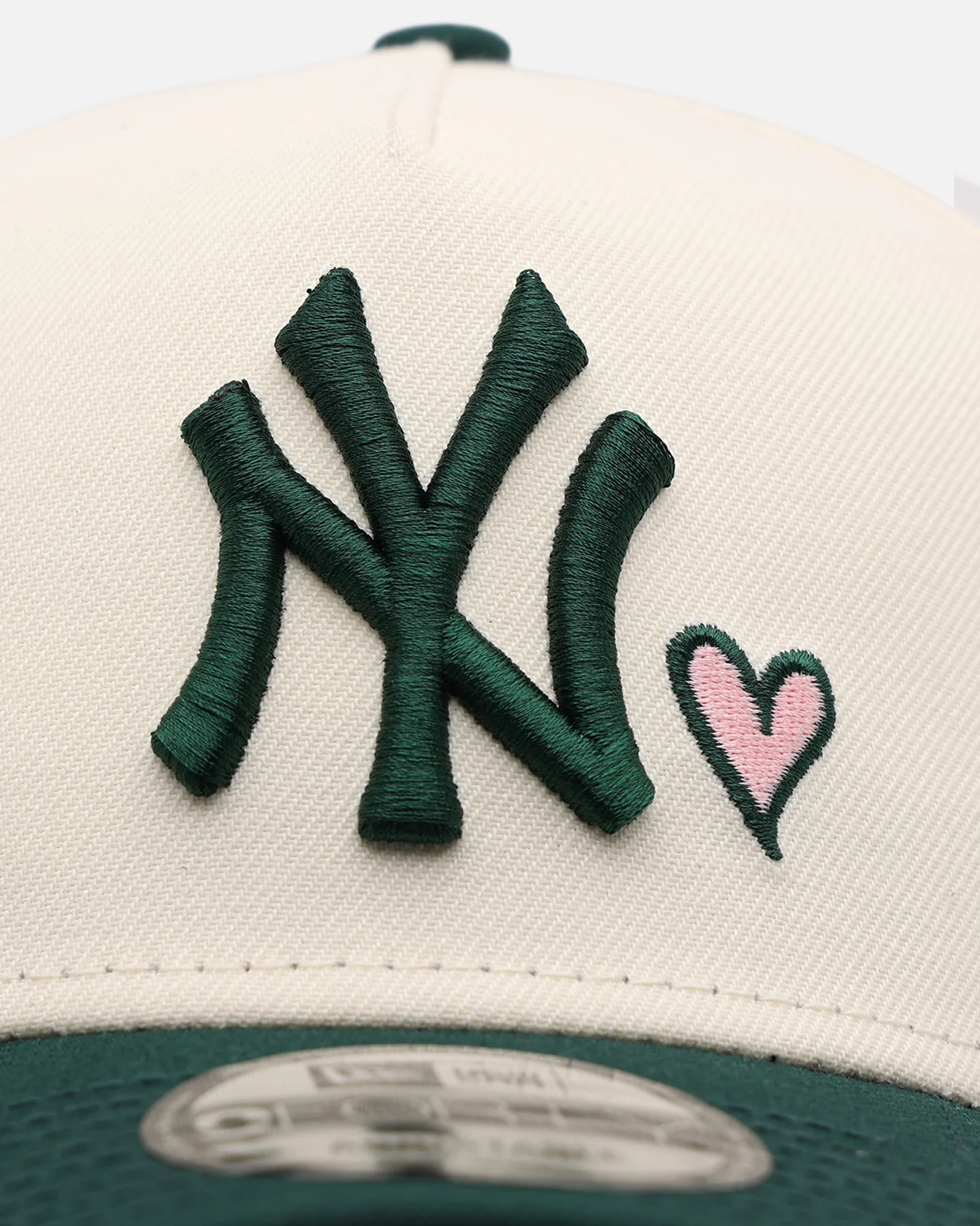 New Era New York Yankees 'Pink Satin Hearts Green' 9FORTY A-Frame Snapback Chrome/Dark Green - Image 5