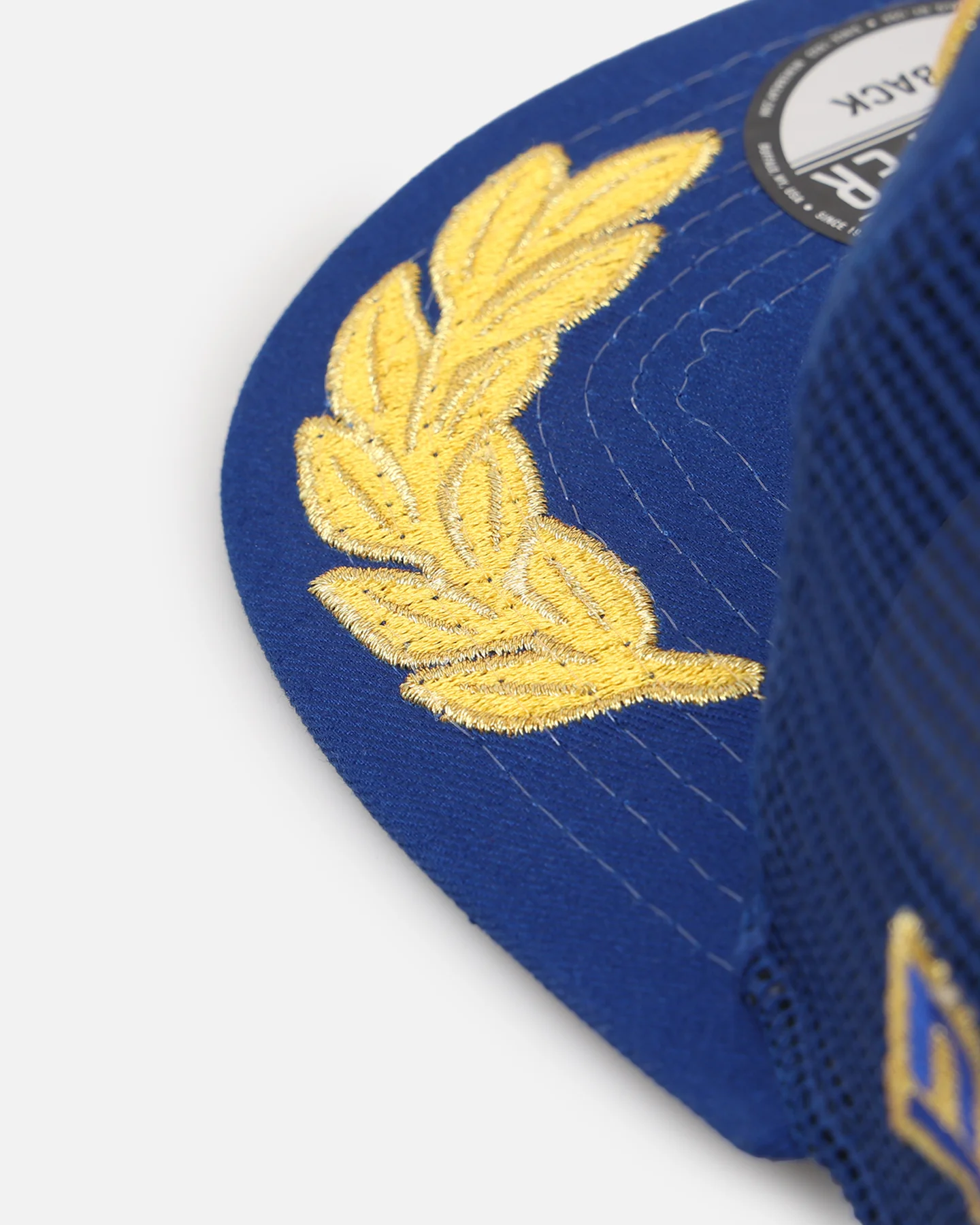 New Era New York Yankees 'Racer Golfer' Pre-Curved Golfer Trucker Snapback Light Royal/Metallic Gold - Image 2