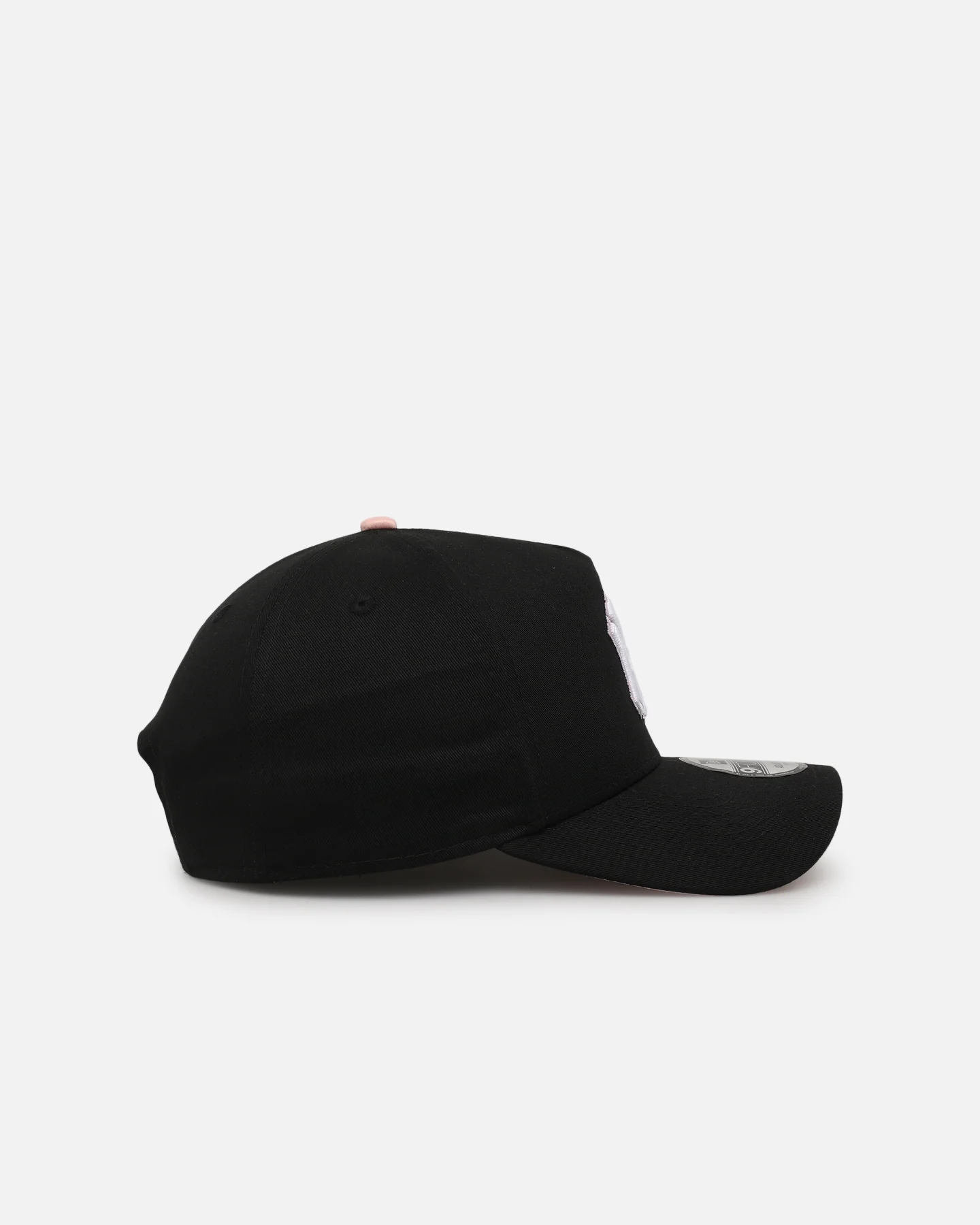 New Era New York Yankees 'Pink Satin Hearts 2.0' 9FORTY A-Frame Snapback Black/Pink - Image 3