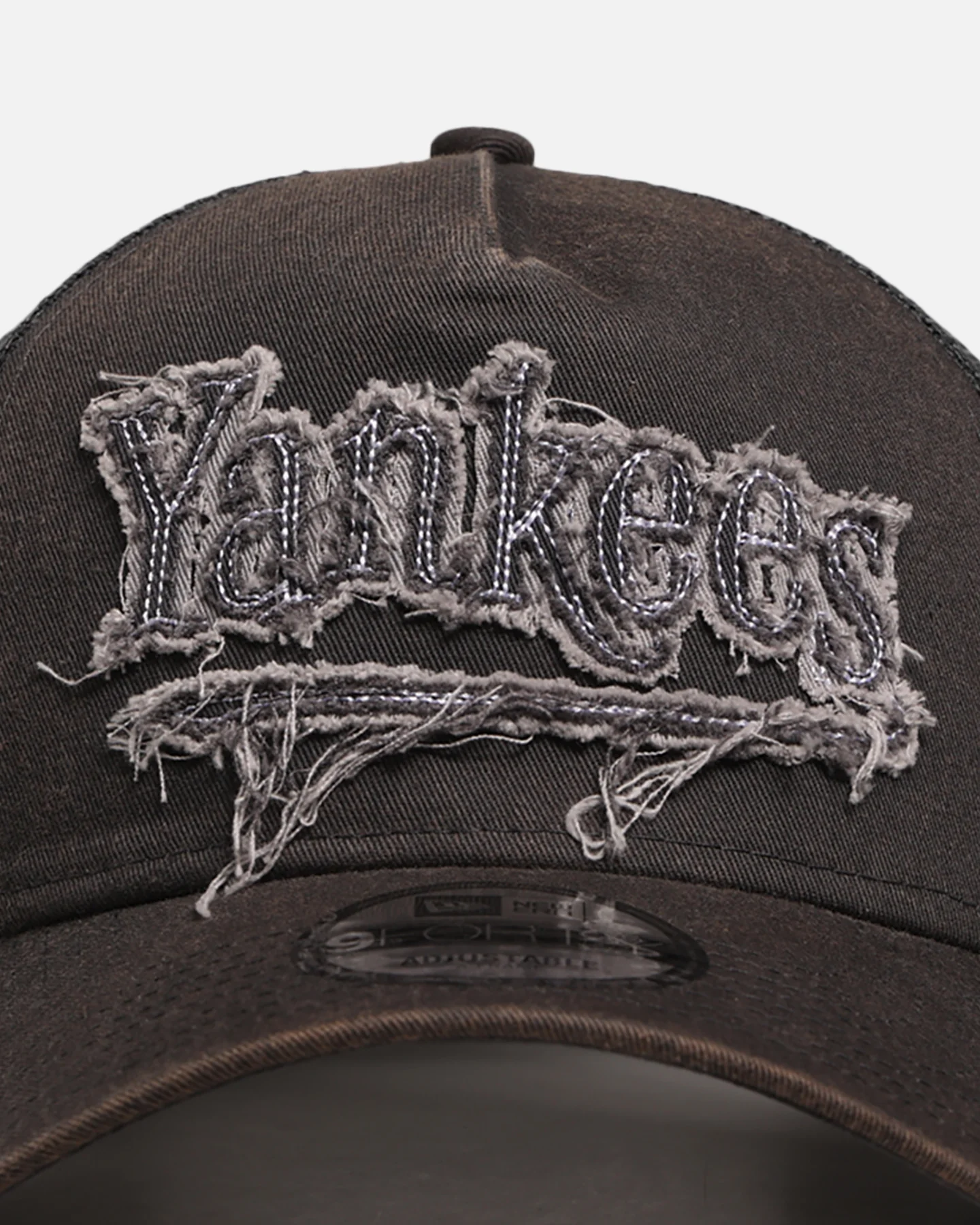 New Era New York Yankees 'Washed Fray' 9FORTY A-Frame Trucker Snapback Washed Grey - Image 5