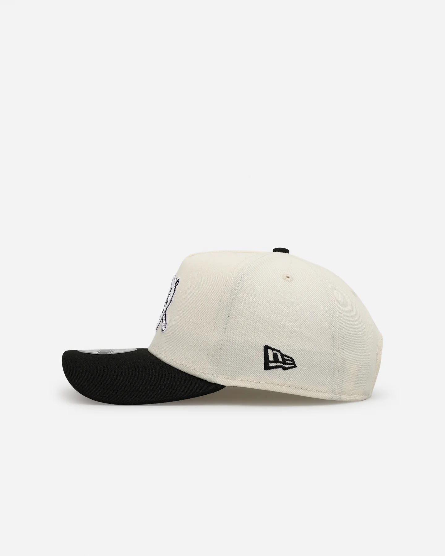 New Era Pittsburgh Pirates 'Chrome Black Upside Down Logo' 9FORTY A-Frame Snapback Chrome/Black - Image 4