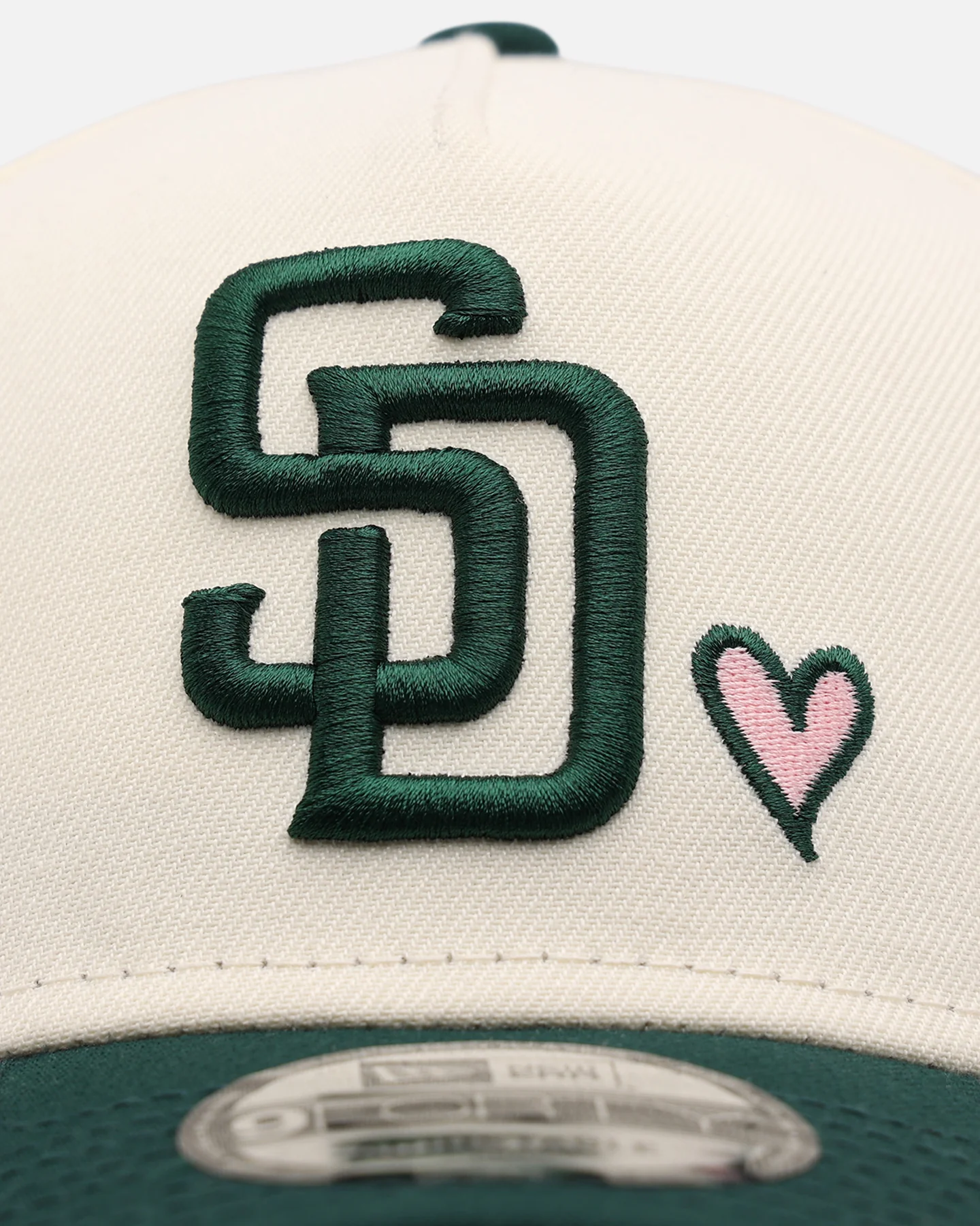 New Era San Diego Padres 'Pink Satin Hearts Green' 9FORTY A-Frame Snapback Chrome/Dark Green - Image 5