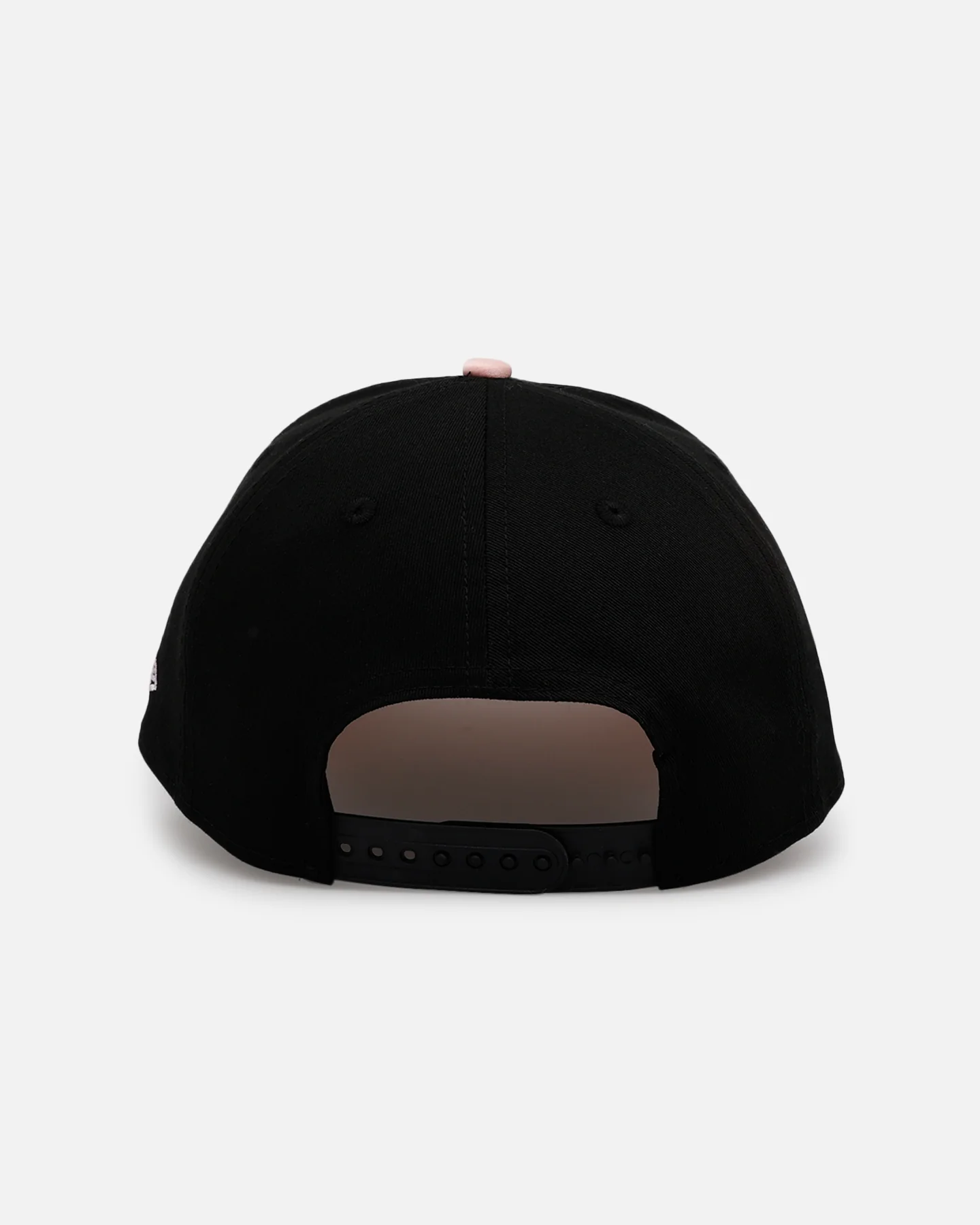 New Era San Francisco Giants 'Pink Satin Hearts 2.0' 9FORTY A-Frame Snapback Black/Pink - Image 2