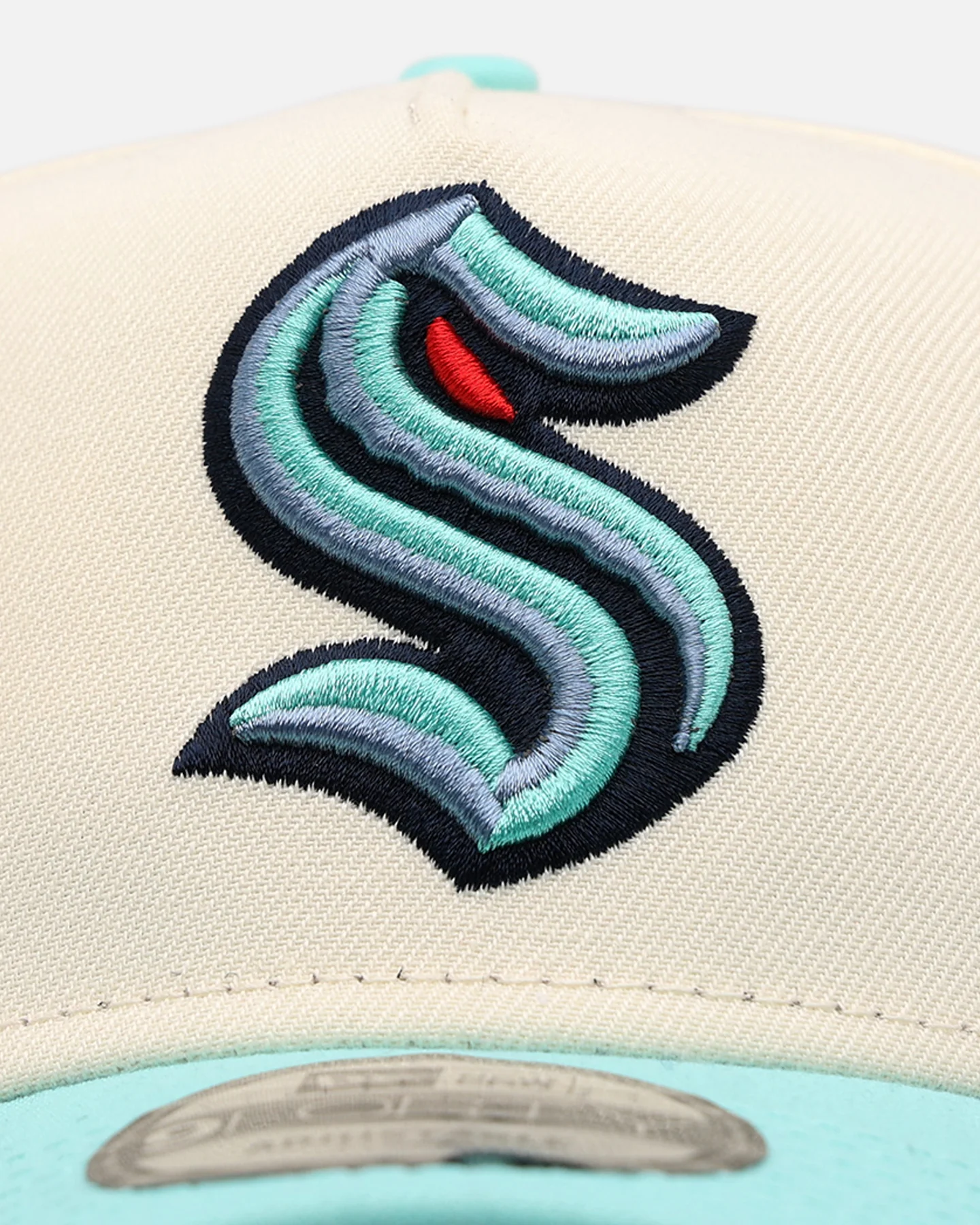 New Era Seattle Kraken 'Team Color Visor' 9FORTY A-Frame Snapback Chrome/Official Team Color - Image 5
