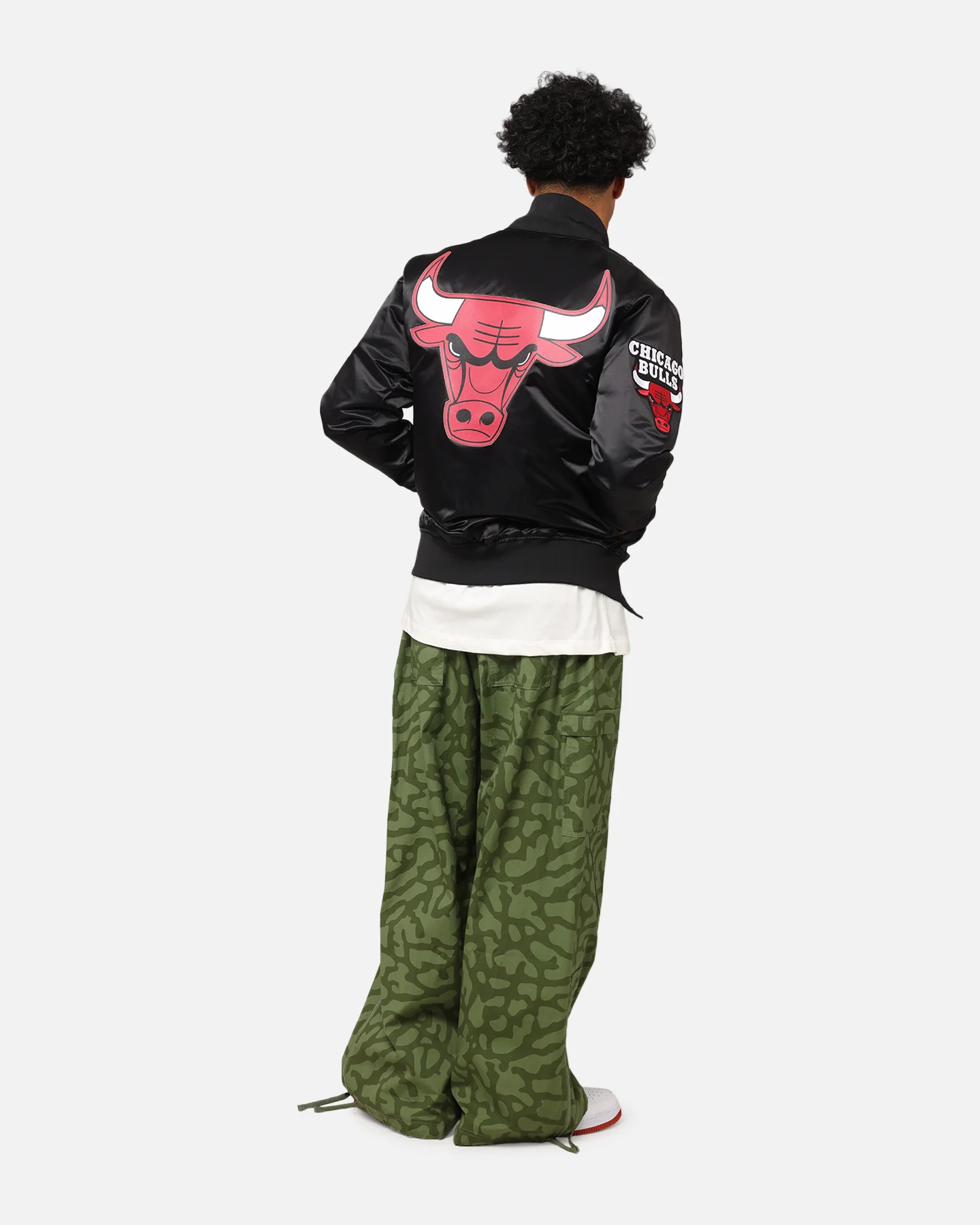 Pro Standard Chicago Bulls Big Logo Satin Jacket Black - Image 4