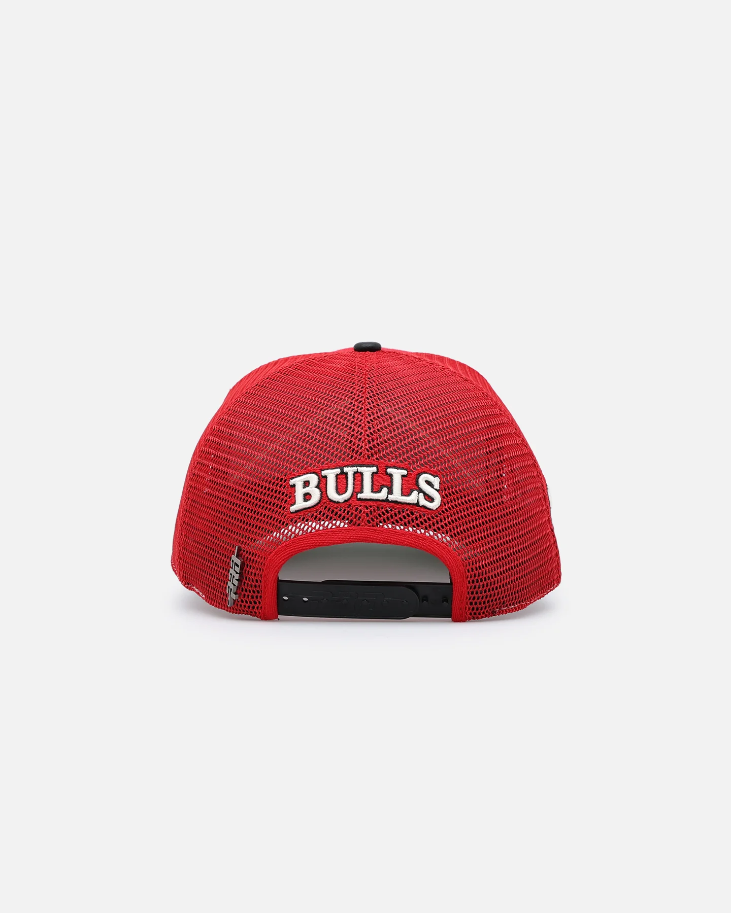 Pro Standard Chicago Bulls Chevron Pinch Front Trucker Snapback Red - Image 2