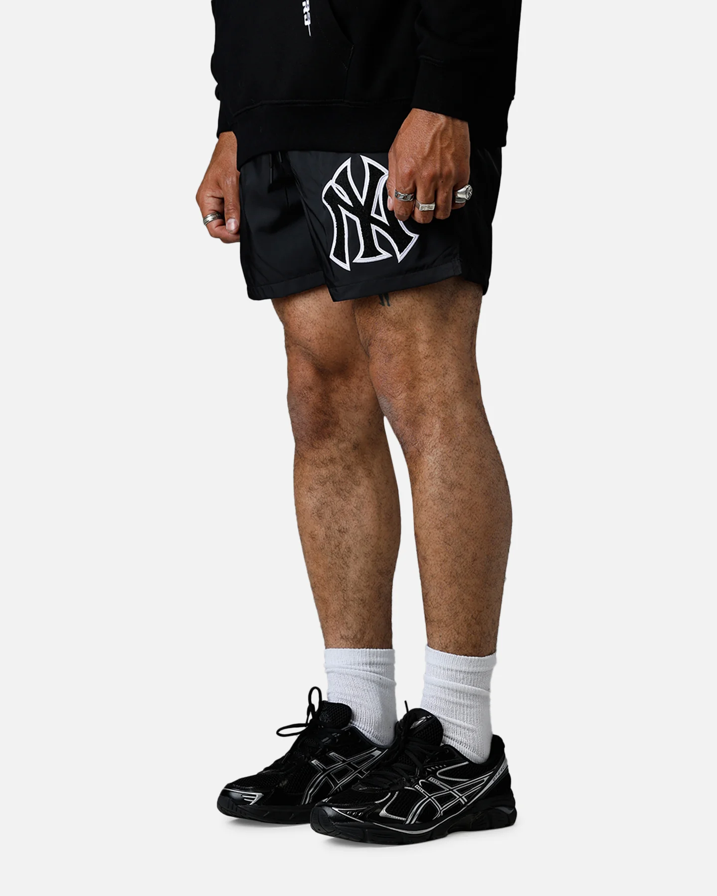 Pro Standard New York Yankees Chenille Shorts Black - Image 4