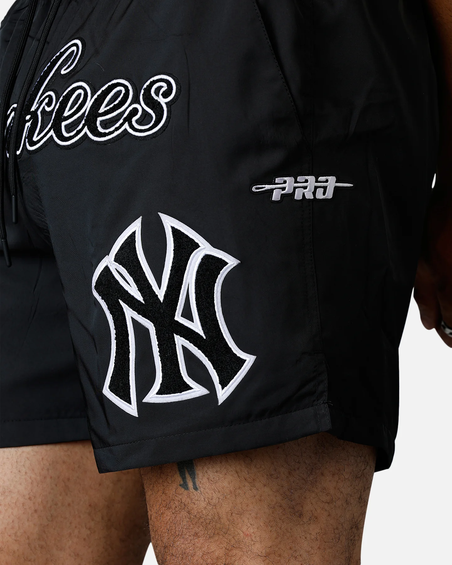 Pro Standard New York Yankees Chenille Shorts Black - Image 7