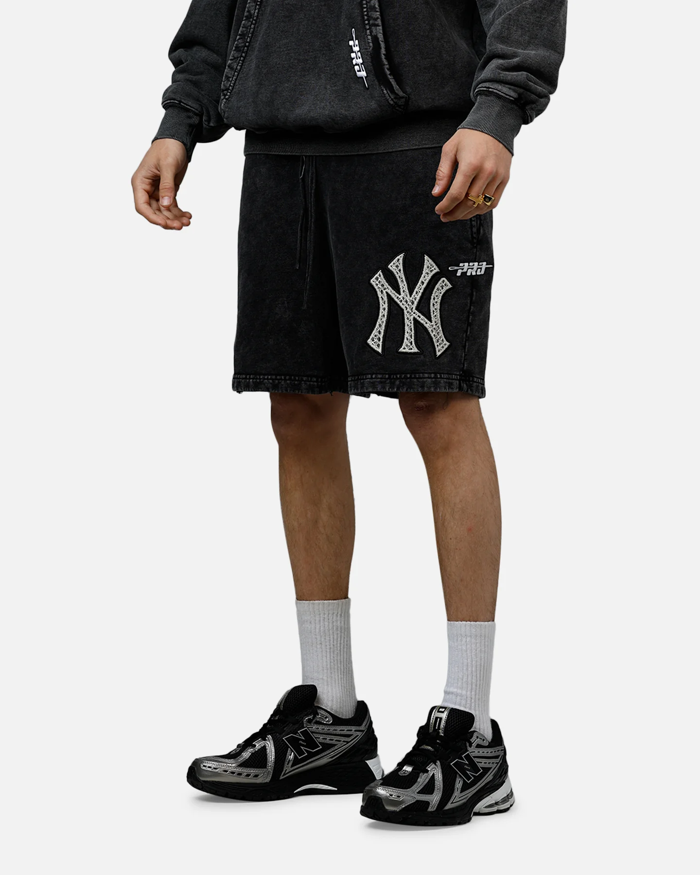 Pro Standard New York Yankees Raffia Shorts Black Acidwash - Image 4
