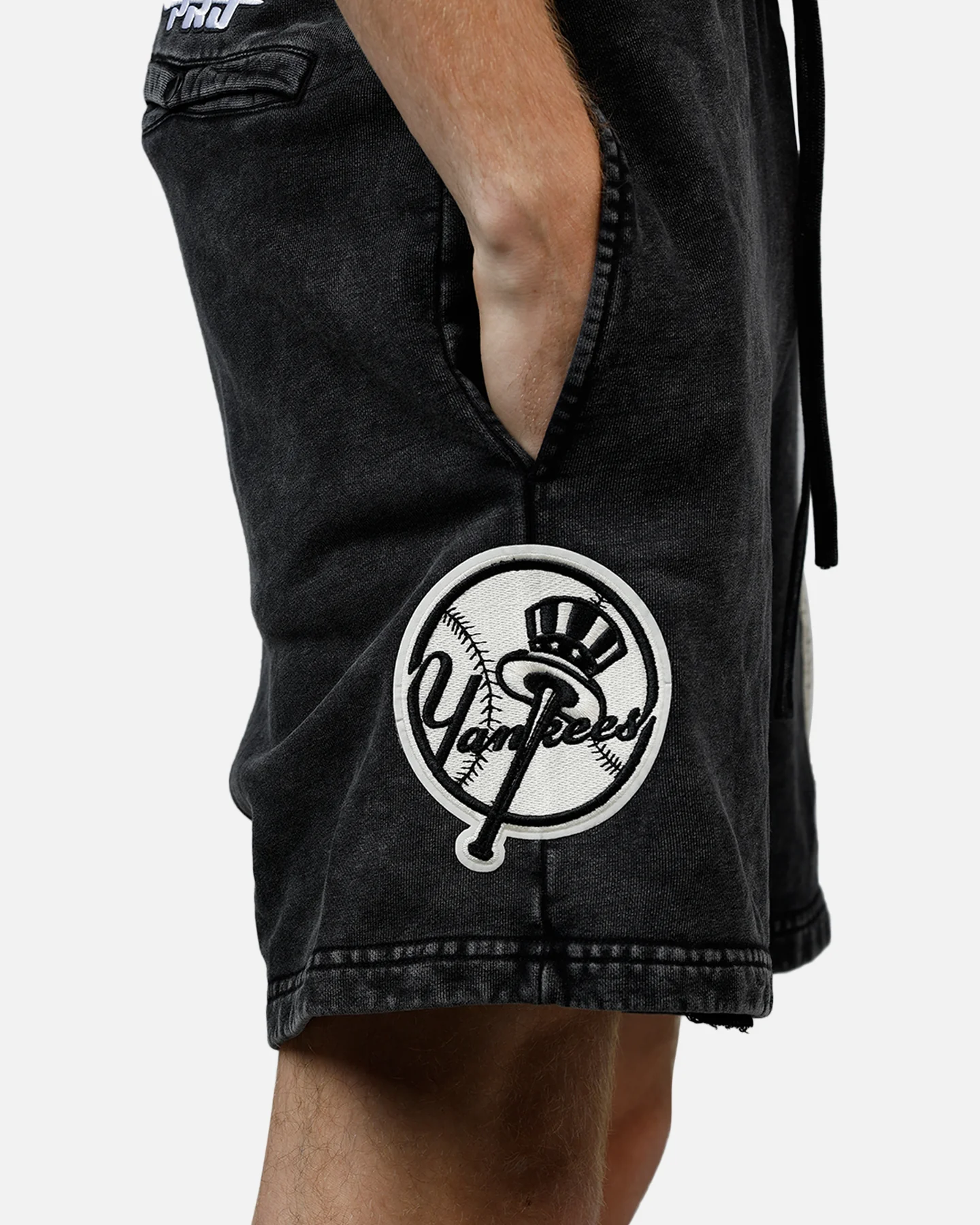 Pro Standard New York Yankees Raffia Shorts Black Acidwash - Image 9