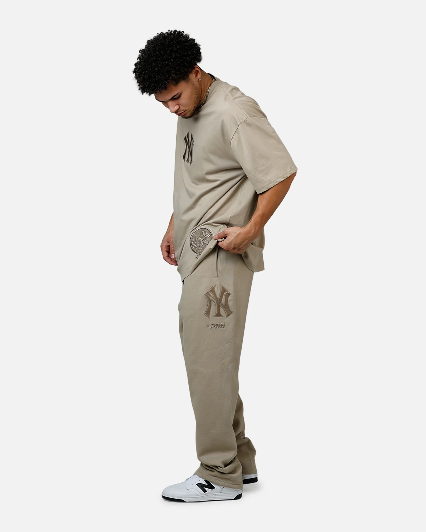 Pro Standard New York Yankees Wingspan T-Shirt Taupe - Image 3