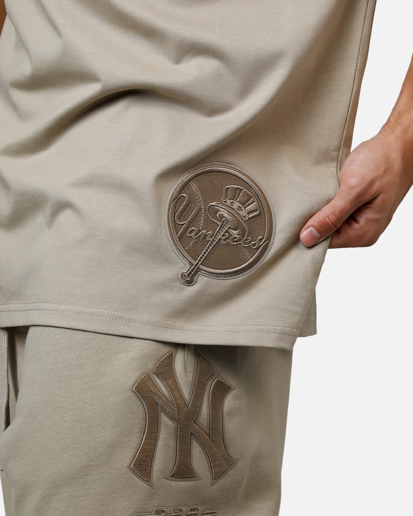 Pro Standard New York Yankees Wingspan T-Shirt Taupe - Image 7