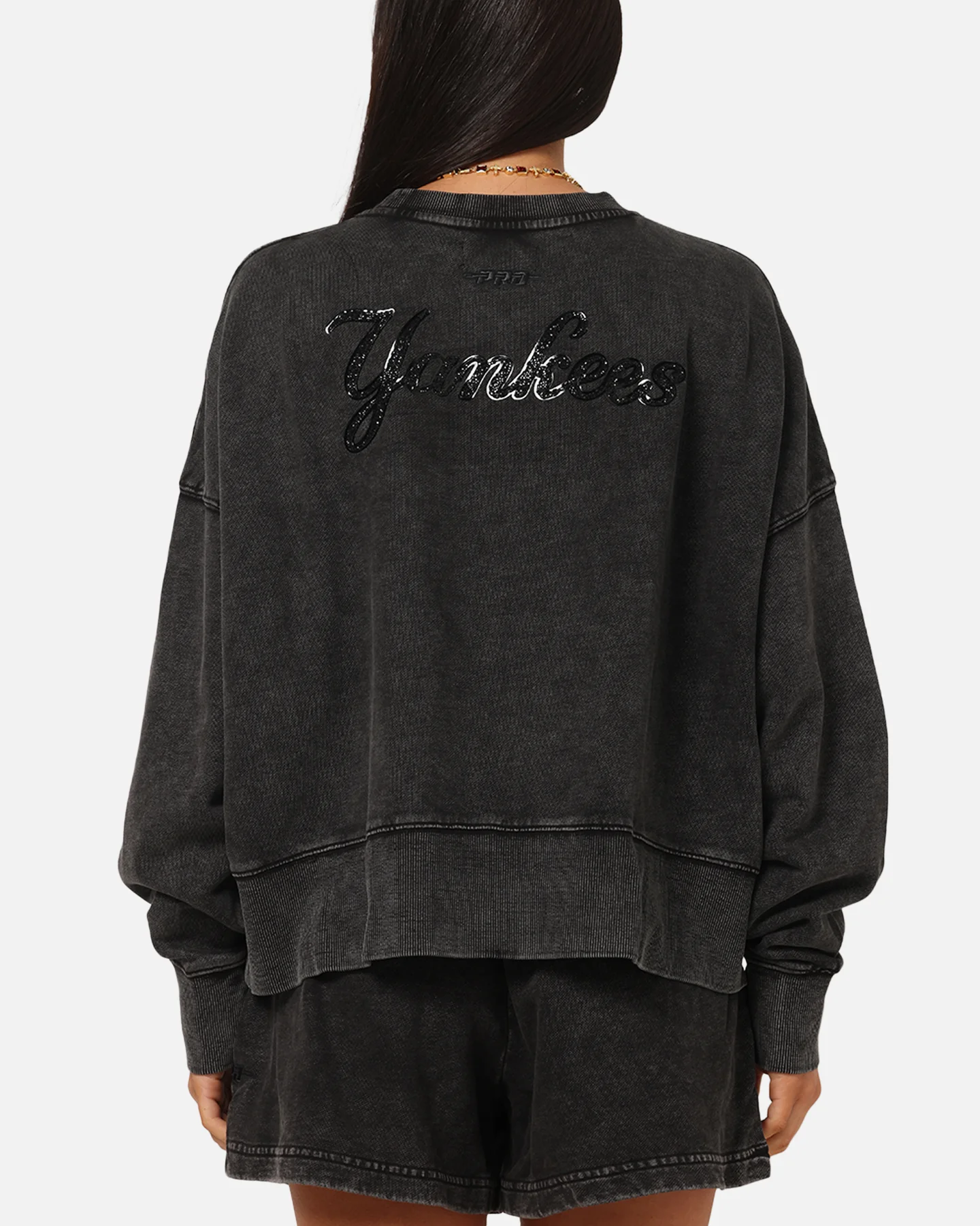 Pro Standard Women's New York Yankees Washed Crystaline Crewneck Washed Black - Image 2