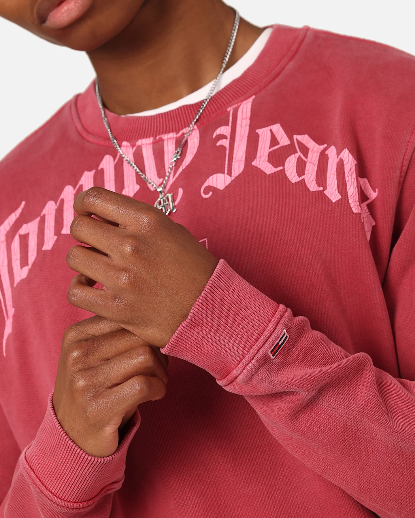 Tommy Jeans Relaxed Grunge Arch Crewneck Rouge - Image 7