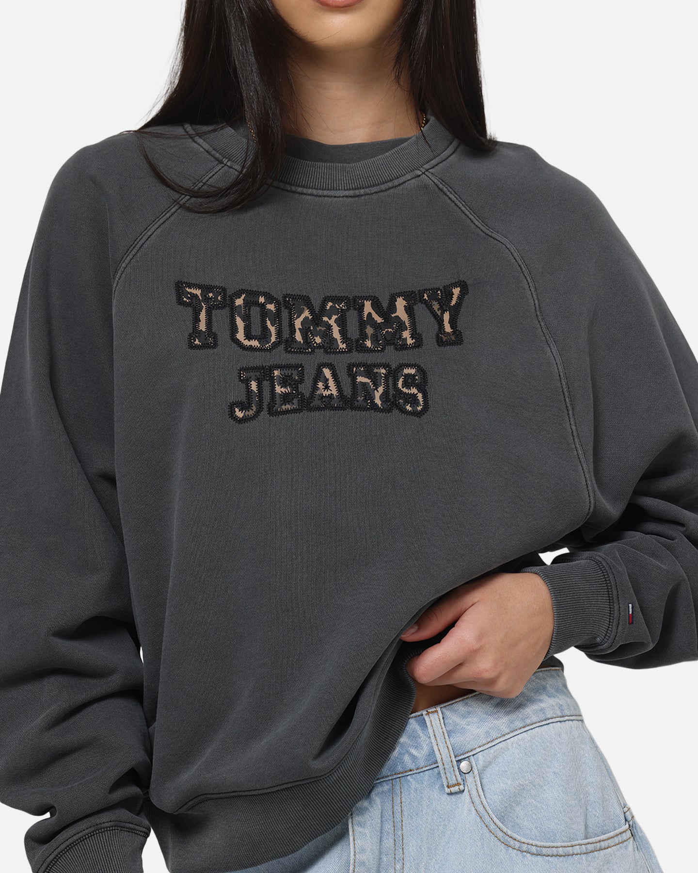 Tommy Jeans Women's TJW Boxy Leopard Varsity Crewneck Black - Image 6